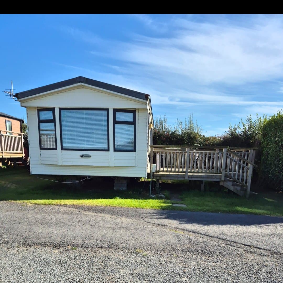 Pet-friendly 4-berth caravan with private decking - photo 1